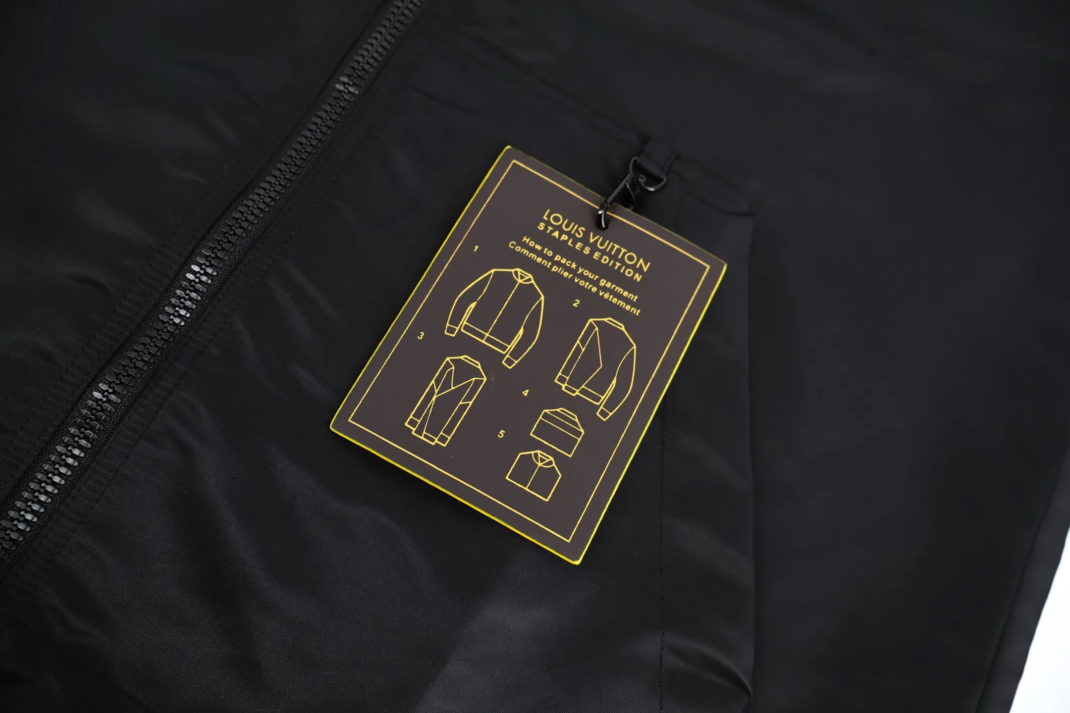 🅿️700 1v full-print double-sided windbreaker jacket (black). The original purchase was 22600. This fabric is custom-woven with 50D imported full-gloss nylon yarn jacquard machine with 0.2*0.2 plaid and original plate. 100 mercerized fabric is used inside, which is expensive. Jacquard alignment technology is used. There are 36 pieces of the whole garment. The sewing is very difficult. All hardware is fully molded and customized. All patterns in the garment are fully aligned. The inside uses very complicated back and forth stitching to completely match the original. Size:46-48-50-52